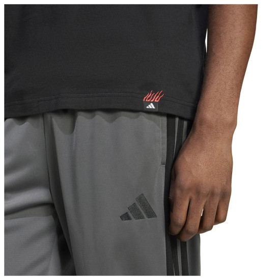 Adidas Ανδρική κοντομάνικη μπλούζα Lounge Mini Embroidery Graphic Tee Adidas Ανδρική κοντομάνικη μπλούζα Lounge Mini Embroidery Graphic Tee